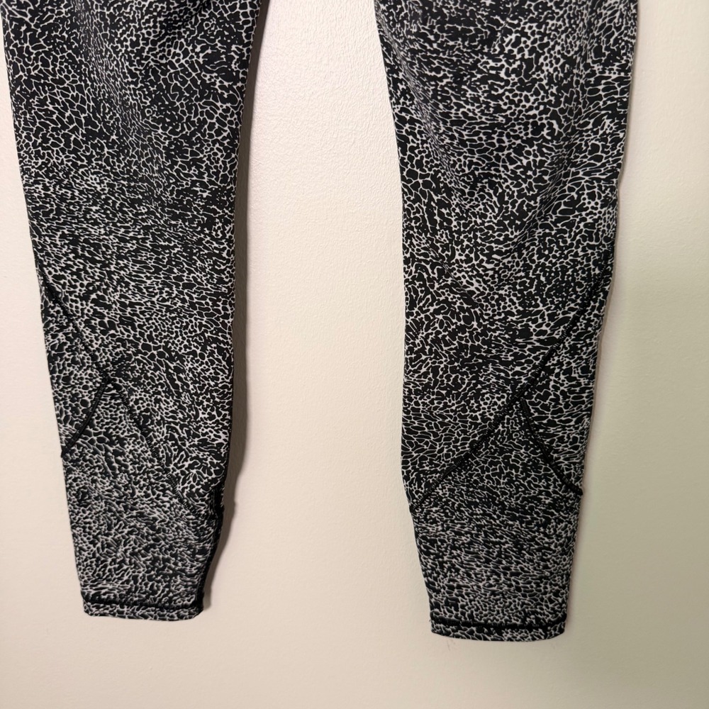 Lululemon In Movement Tight 25" Everluxe Leggings (8) Activewear Animal Print - Picture 10 of 14